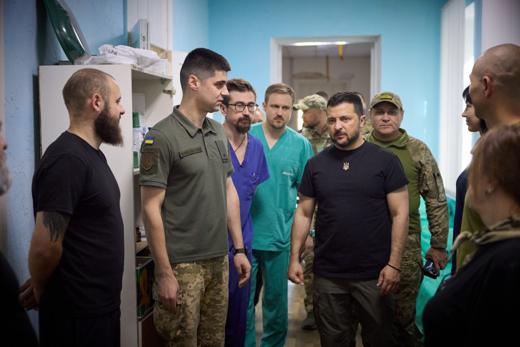 Глава держави оглянув передове хірургічне відділення на Запоріжжі, де надають медичну допомогу українським захисникам